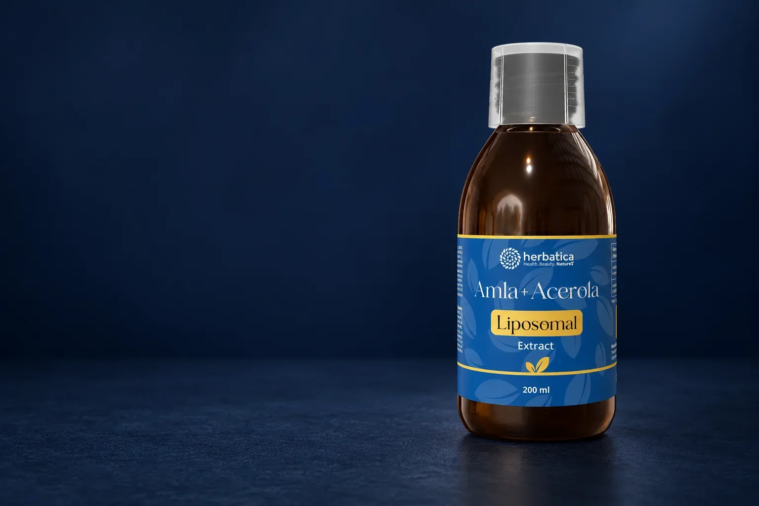 Lipozomálny extrakt Amla + Acerola Herbatica v pôvodnom balení na tmavomodrom pozadí