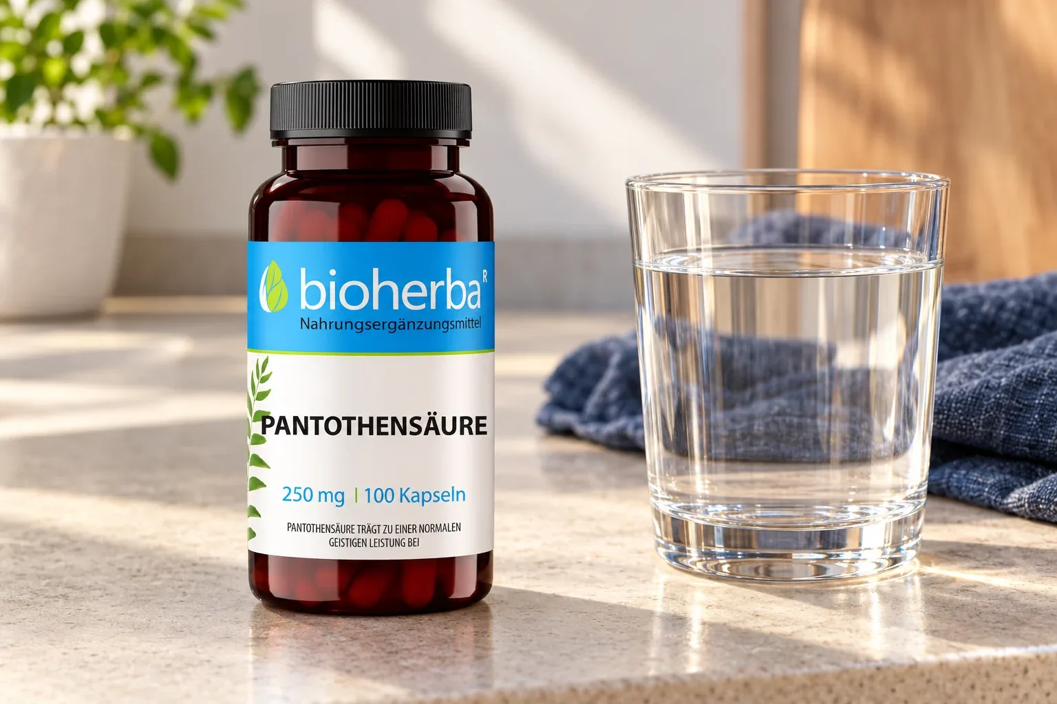 Uzavreté balenie vitamínu B5 Bioherba vedľa pohára vody
