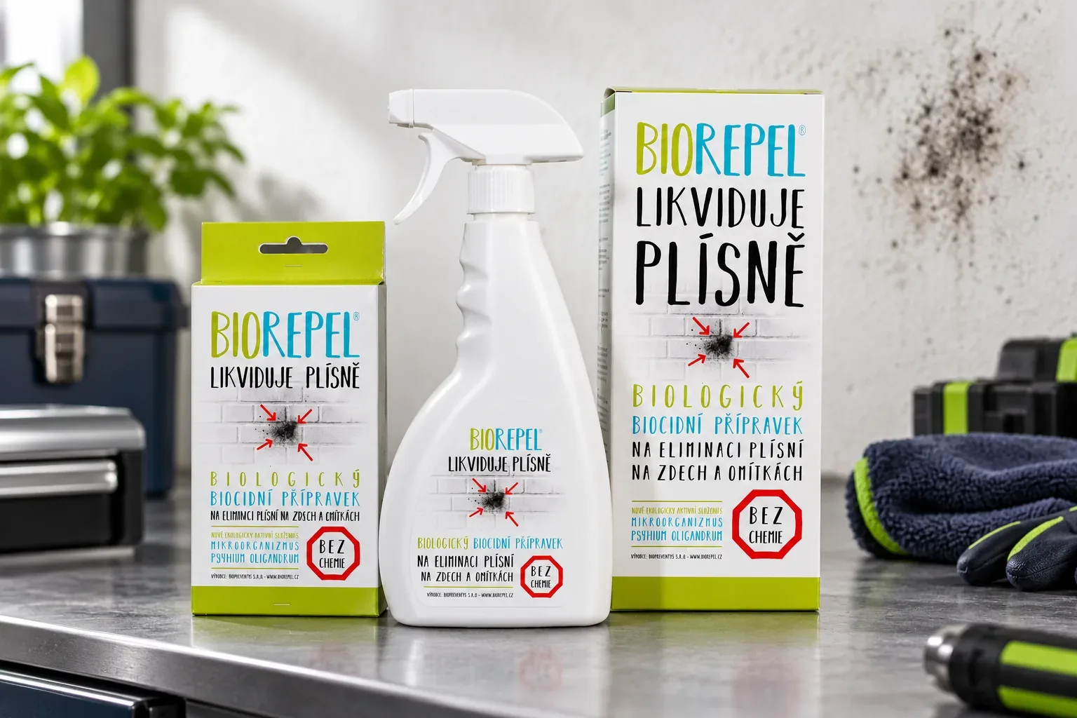 Sada BIOREPEL s rozprašovačom a náhradnými vrecúškami na pracovnom stole