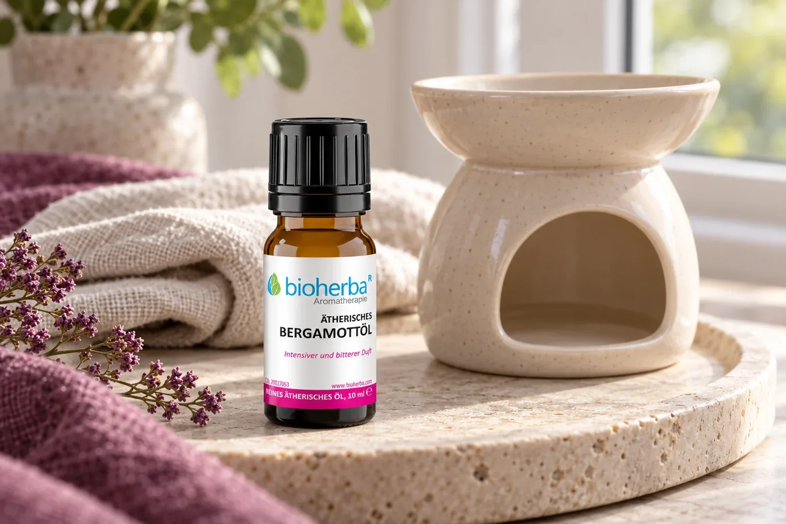 Uzavretá fľaštička bergamotu Bioherba pri keramickej aromalampe