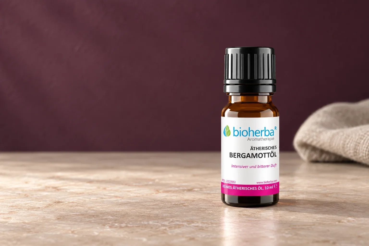Esenciálny olej bergamot Bioherba 10 ml na svetlej kamennej ploche